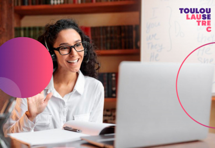 mujer estudiando laptop