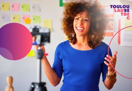 mujer youtuber grabando camara