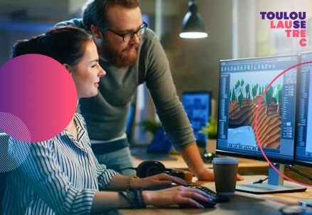 profesor alumna creando videojuego