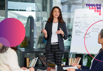 chica explicando clase pizarra