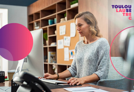 mujer computadora email