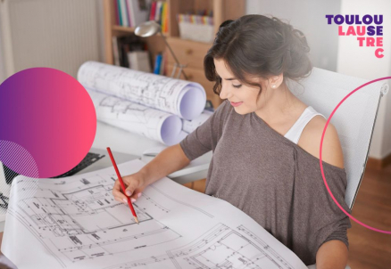 mujer feliz arquitectura interiores