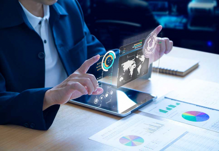 hombre-negocios-expandiendo-pantalla-virtual-futurista-sobre-tableta-moderna