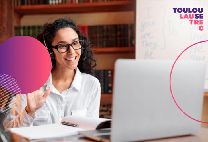 mujer estudiando laptop