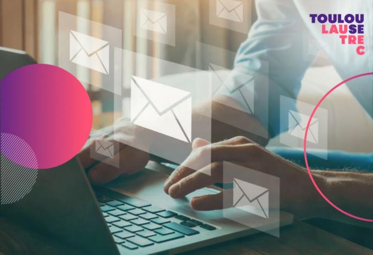 hombre enviando correos