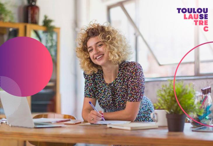 community manager mujer laptop escritorio