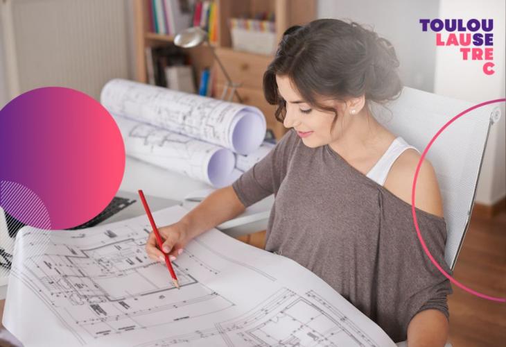 mujer feliz arquitectura interiores