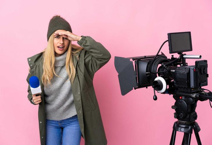 mujer-reportera-sosteniendo-microfono mujer-reportera-sosteniendo-microfono